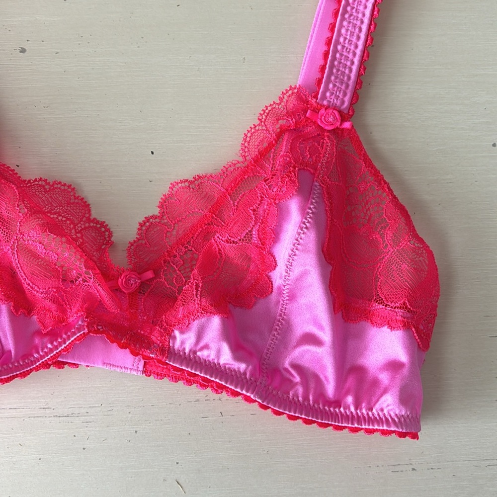 NWT Skims satin and lace stretch neon orchid bra - small - Picture 4 of 6